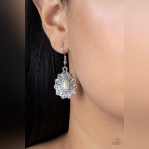 Extroverted Elegance Earrings